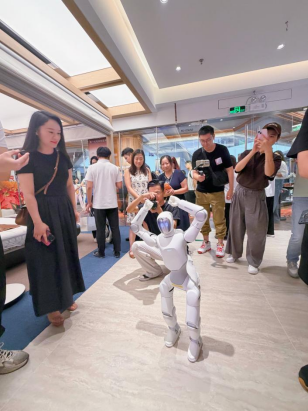 尚品宅配与上纬新材启元机器人成立合资公司	，全球首个“机器人友好家	”实景店态同步落地