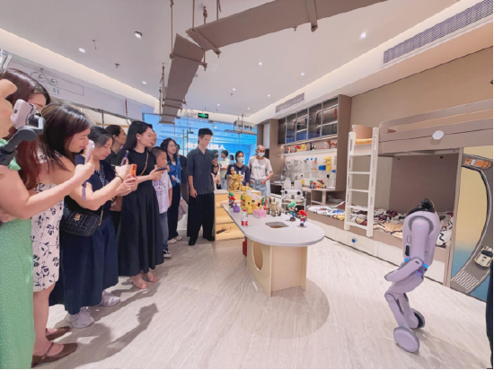 尚品宅配与上纬新材启元机器人成立合资公司，全球首个“机器人友好家”实景店态同步落地
